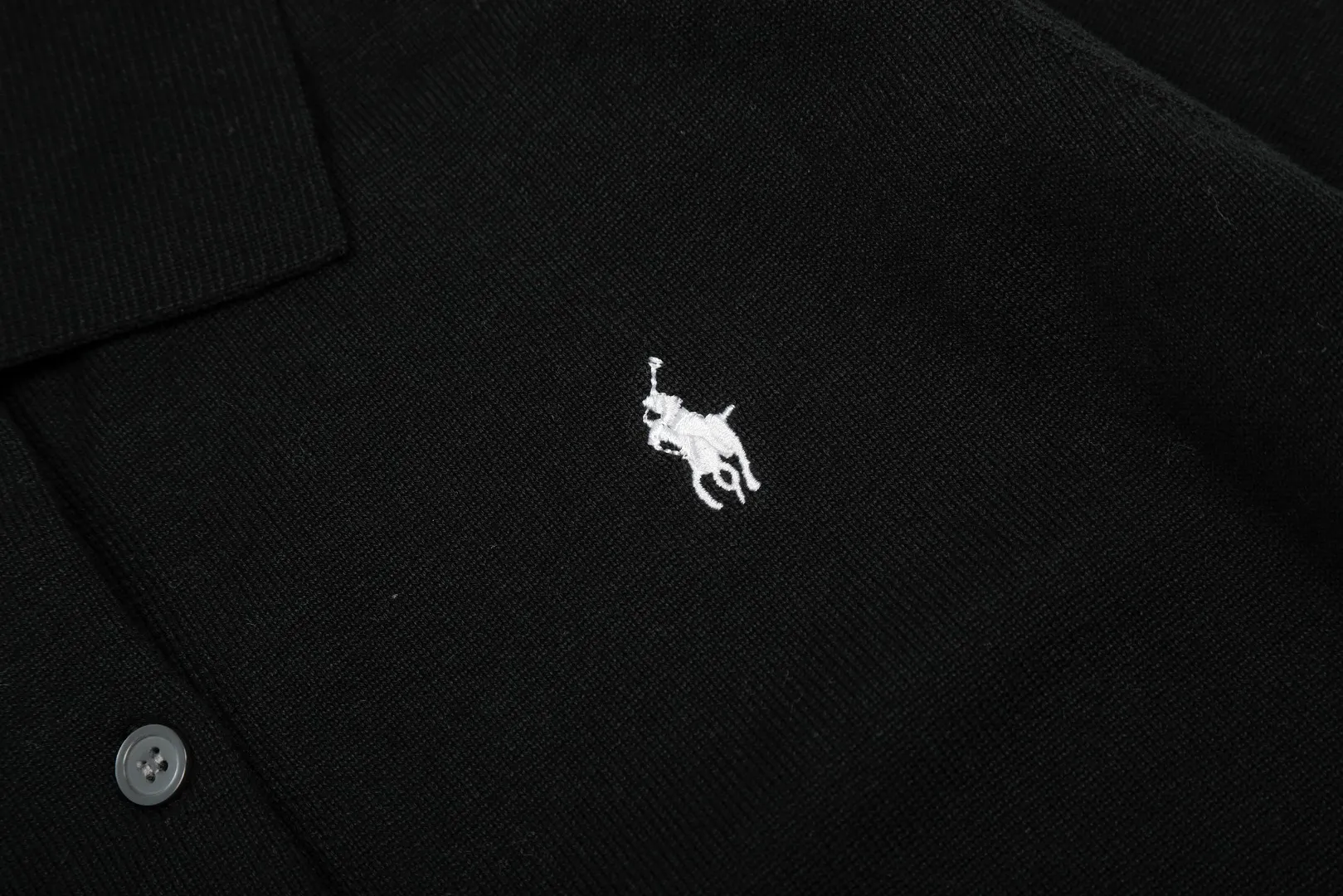 P210 Top quality" Style number: DS210# (not off the shelves all year round) [Ralph Lauren lapel solid color basic pony embroidered logo knitted cardigan long sleeves] ✅Ralph Lauren Ralph Lauren classic basic goddess versatile plain knit lapel cardigan long-sleeved small jacket ✅Main supply platform live broadcast Wholesale entities ✅ZP quality 1:1 version Scan the code to enter the GF website Counter quality ✅Detailed quality The only one in Guangzhou Imported quality cotton yarn Focusing on high-end, cost-effective, and good quality. Needless to say, the version is restored to the original. Loose, comfortable and stress-free. Simple is high-end. Classic is timeless. ✅The upper body is simple and easy to match. A must-have for goddess ootd. Good-looking clothes are never picky. A must-have in the goddess’ wardrobe. Size: S-XL. Color: black, white, gray, navy blue, khaki, pink, apricot, light blue, green, Chinese red.